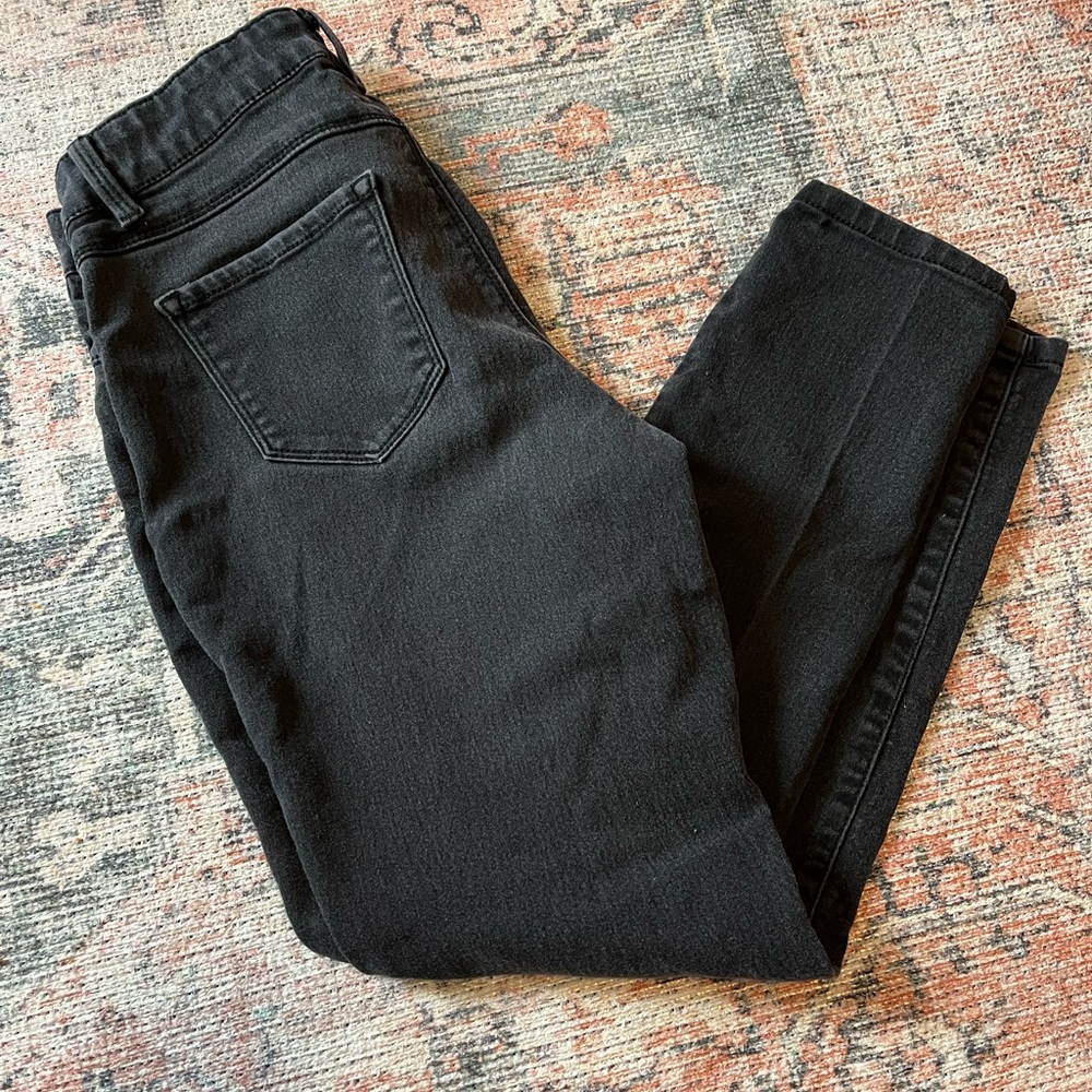 Black denim ankle length Womens size 6 jeans
